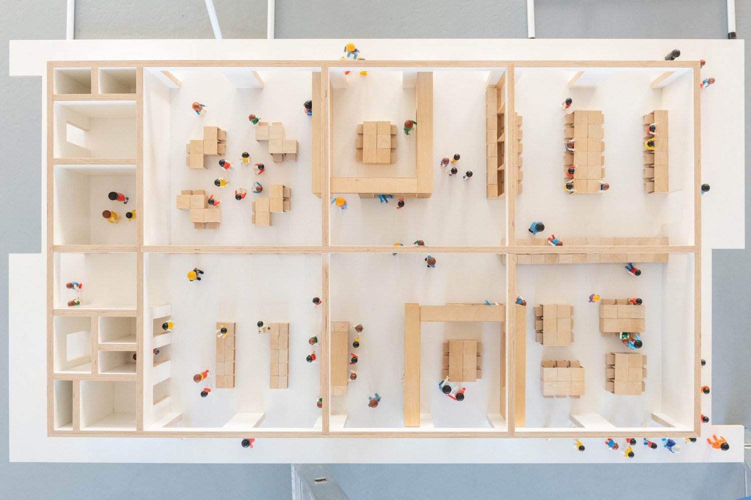 Holzmodell eines Lernlofts mit Figuren.