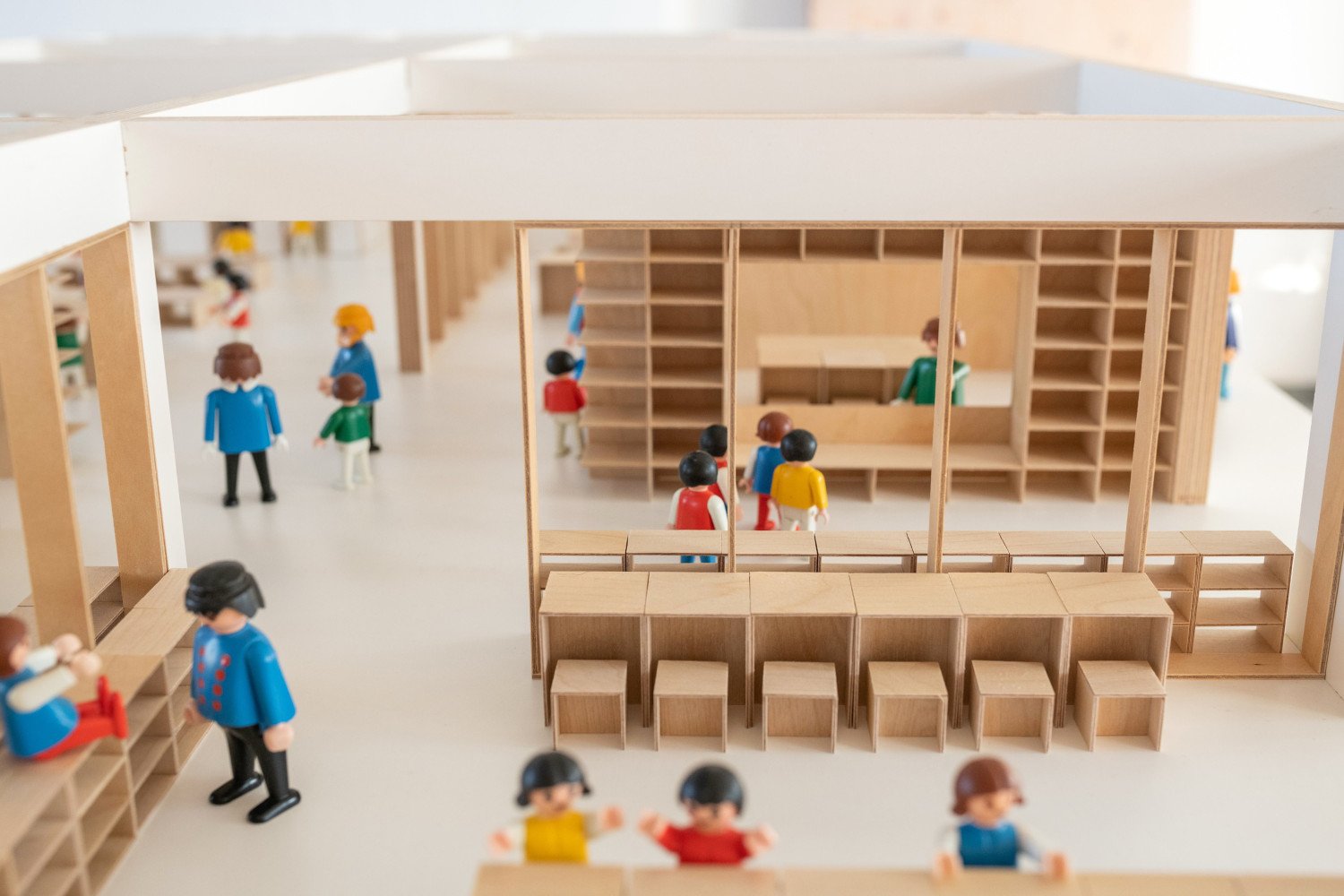Holzmodell eines Lernlofts mit Figuren.