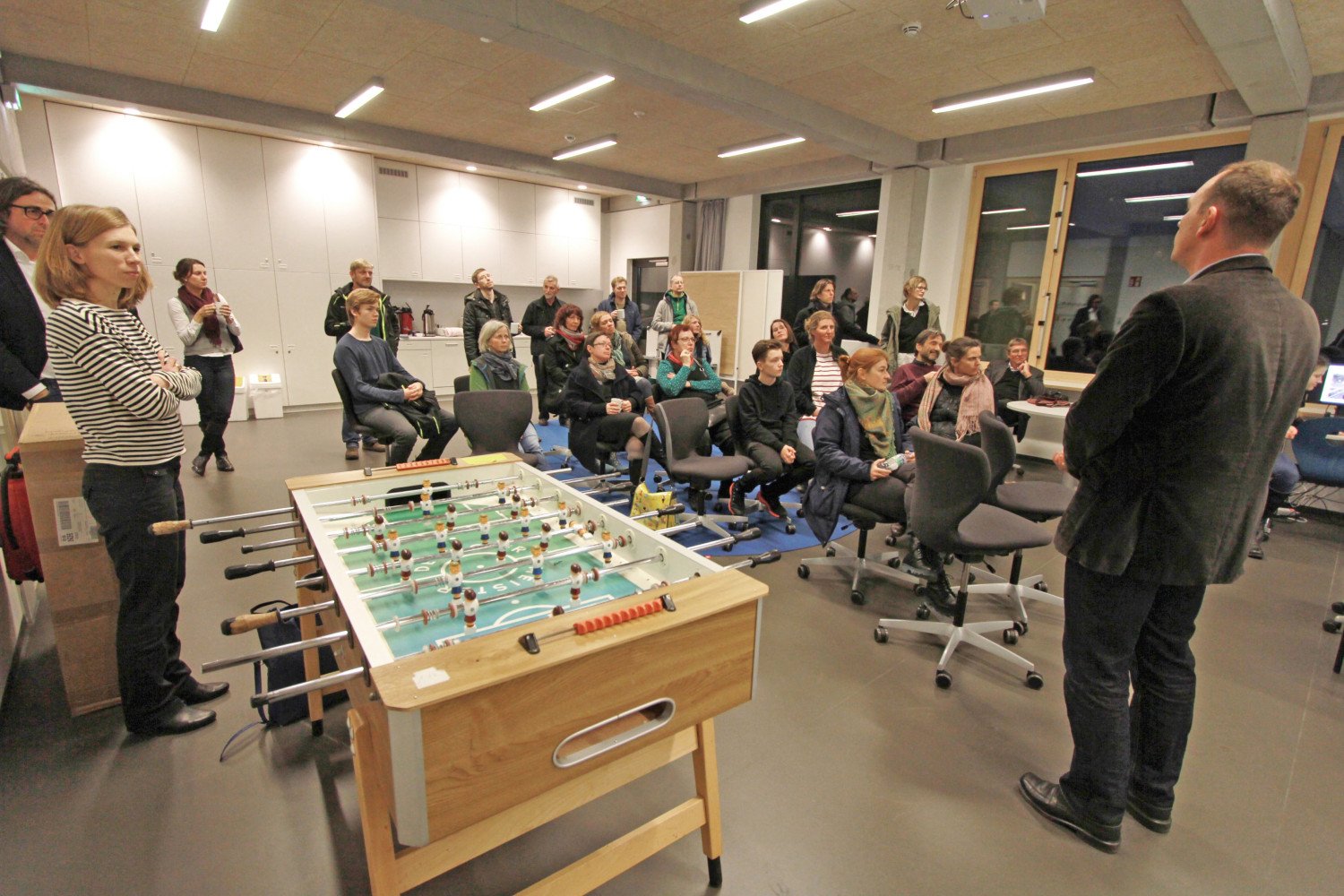 Vortragssituation mit etwa 30 Personen.