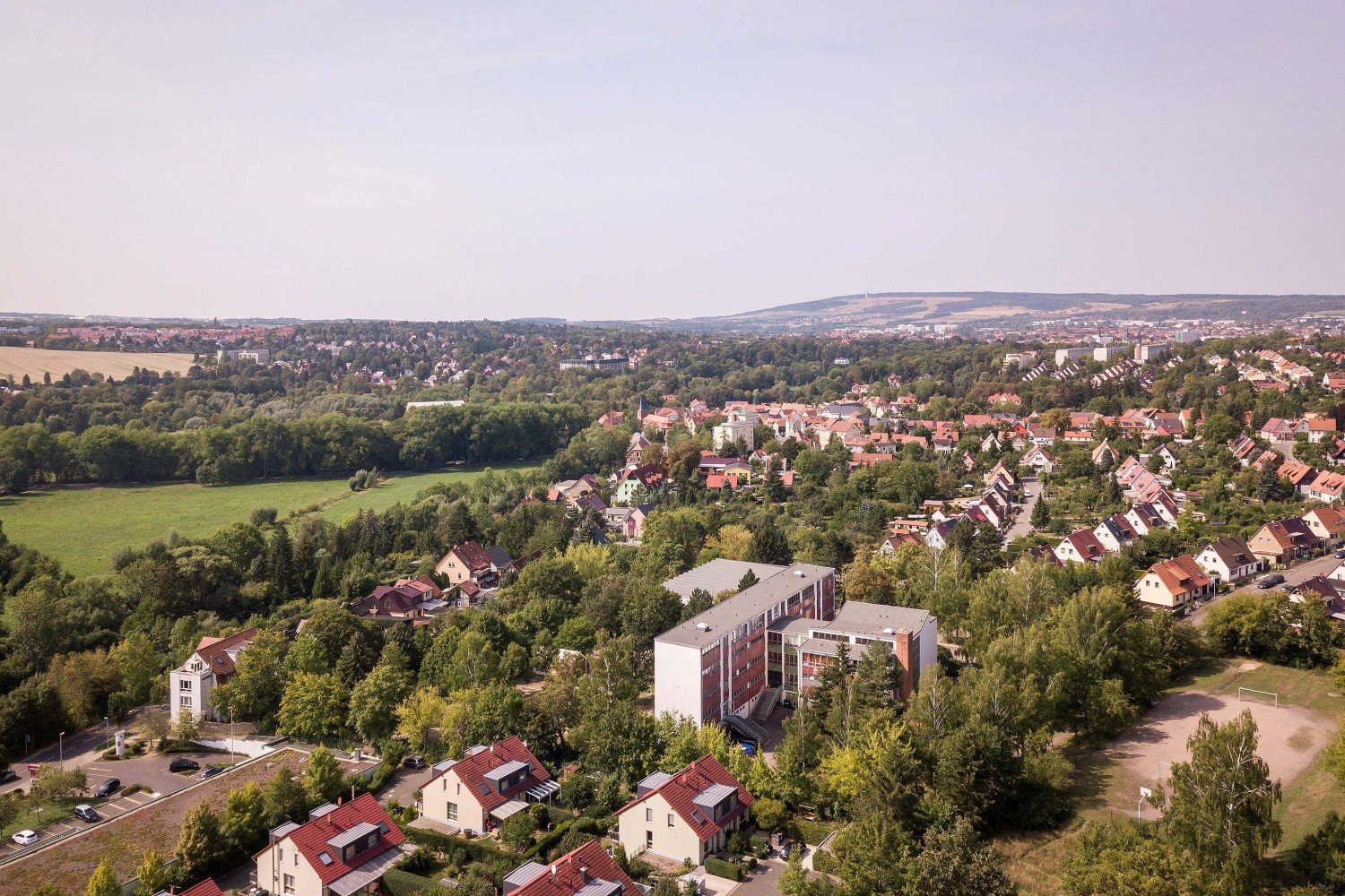 Standort Am Hartwege: Blick Richtung Westen. Der verlängerte Ilmpark und der dazugehörige Radweg schaffen – ergänzend zum ÖPNV – eine qualitätvolle Verbindung zum Schulstandort in der Innenstadt.