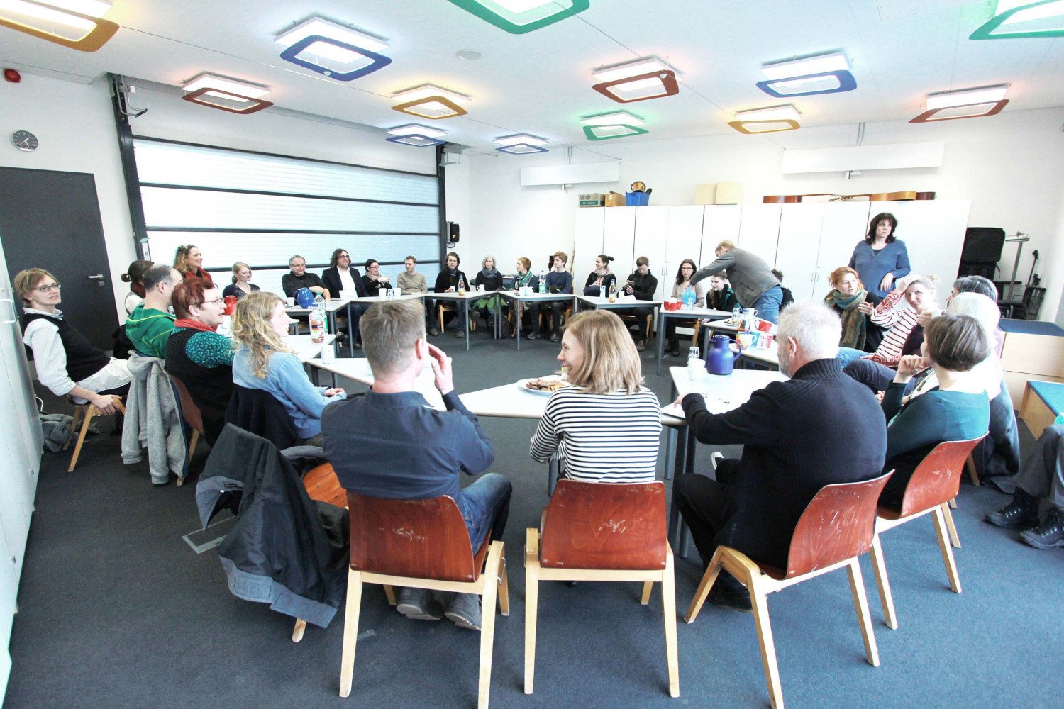 Große Gesprächsrunde an Tischen. Im Vordergrund sitzen Barbara Pampe und Thorsten Schulte von der Montag Stiftung Jugend und Gesellschaft.