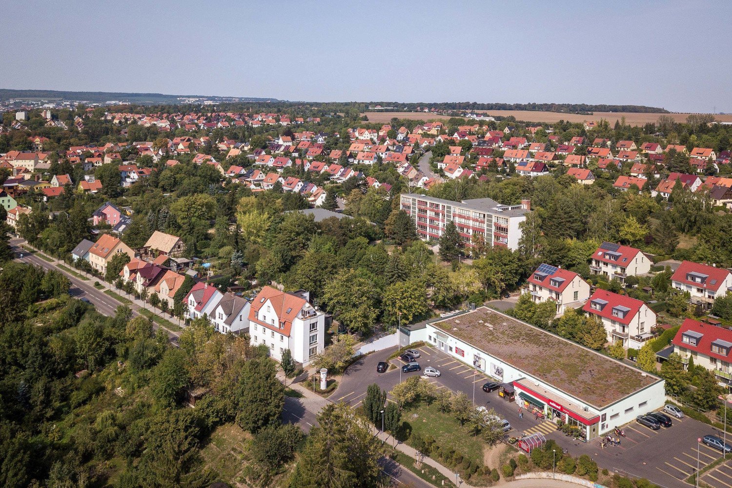 Standort Am Hartwege: Blick Richtung Norden. Der benachbarte Supermarkt wird von den älteren Schülerinnen und Schülern gerne genutzt.