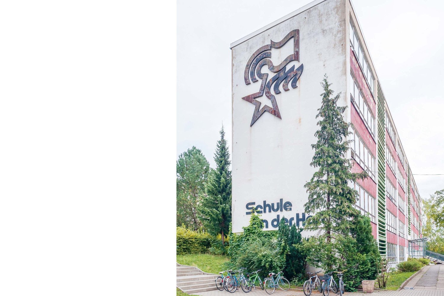 Giebelseite des ehemaligen Schulgebäudes mit Kunst am Bau.