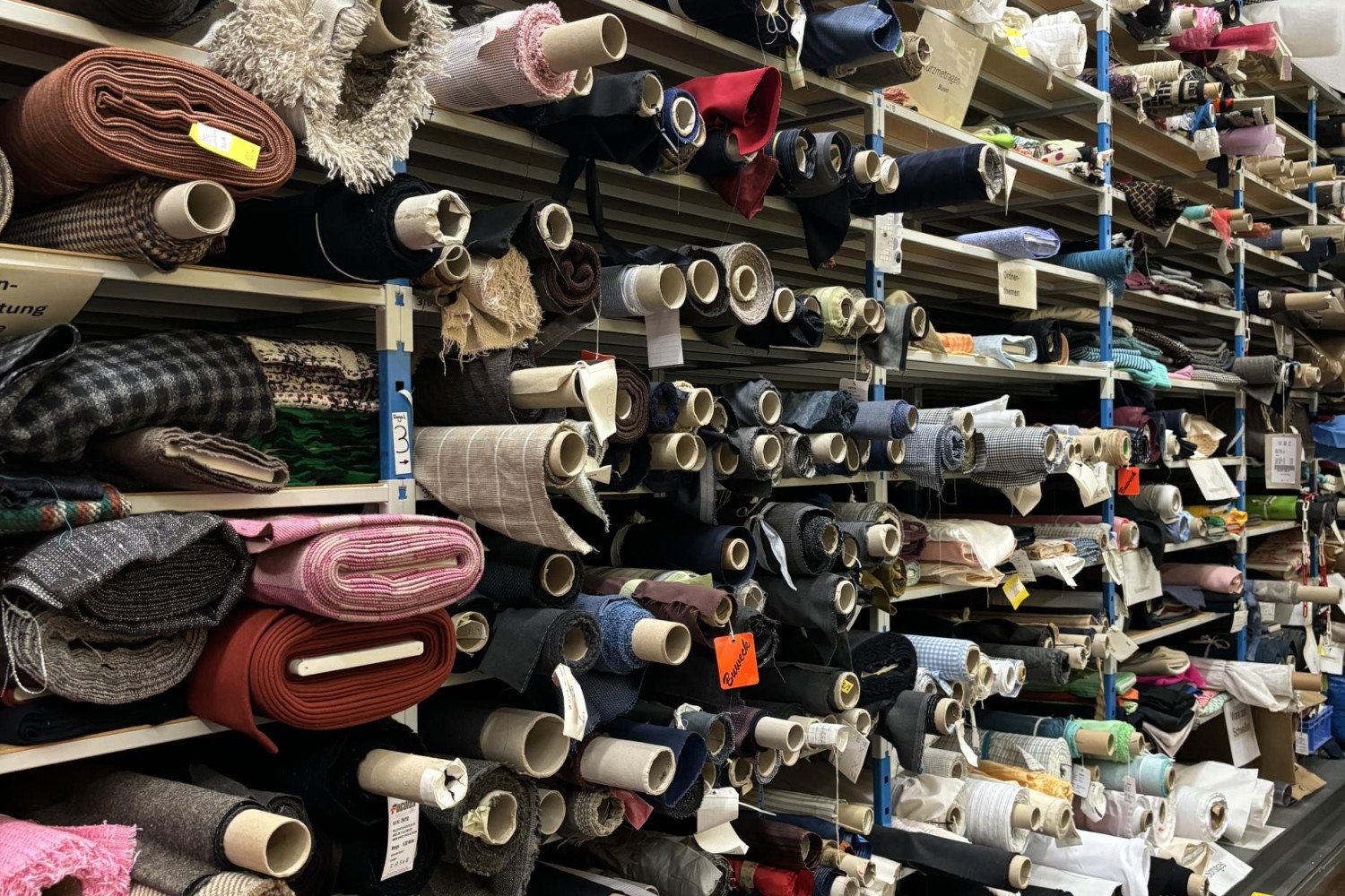 Foto des Stofflagers der Modeschulen