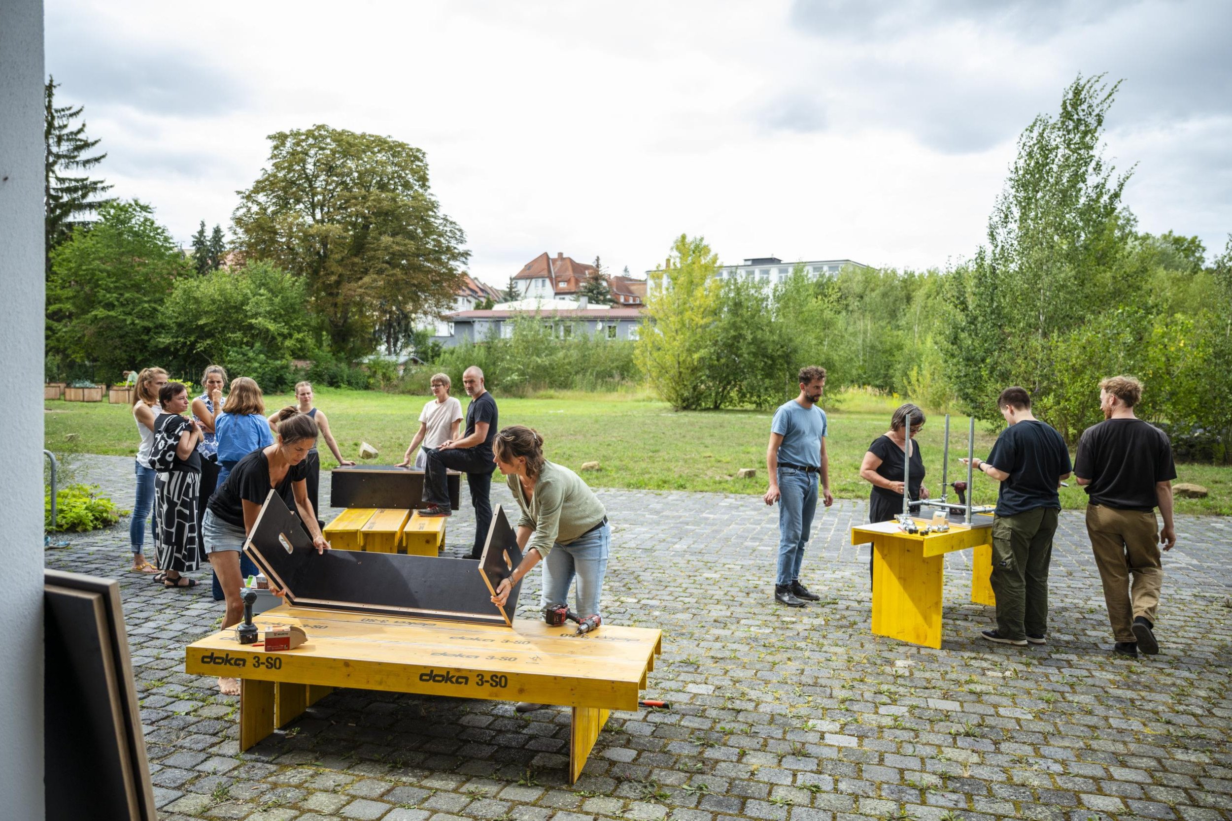 Das Workshop-Team beim Aufbau der Prototypen der zukünftigen Möbel