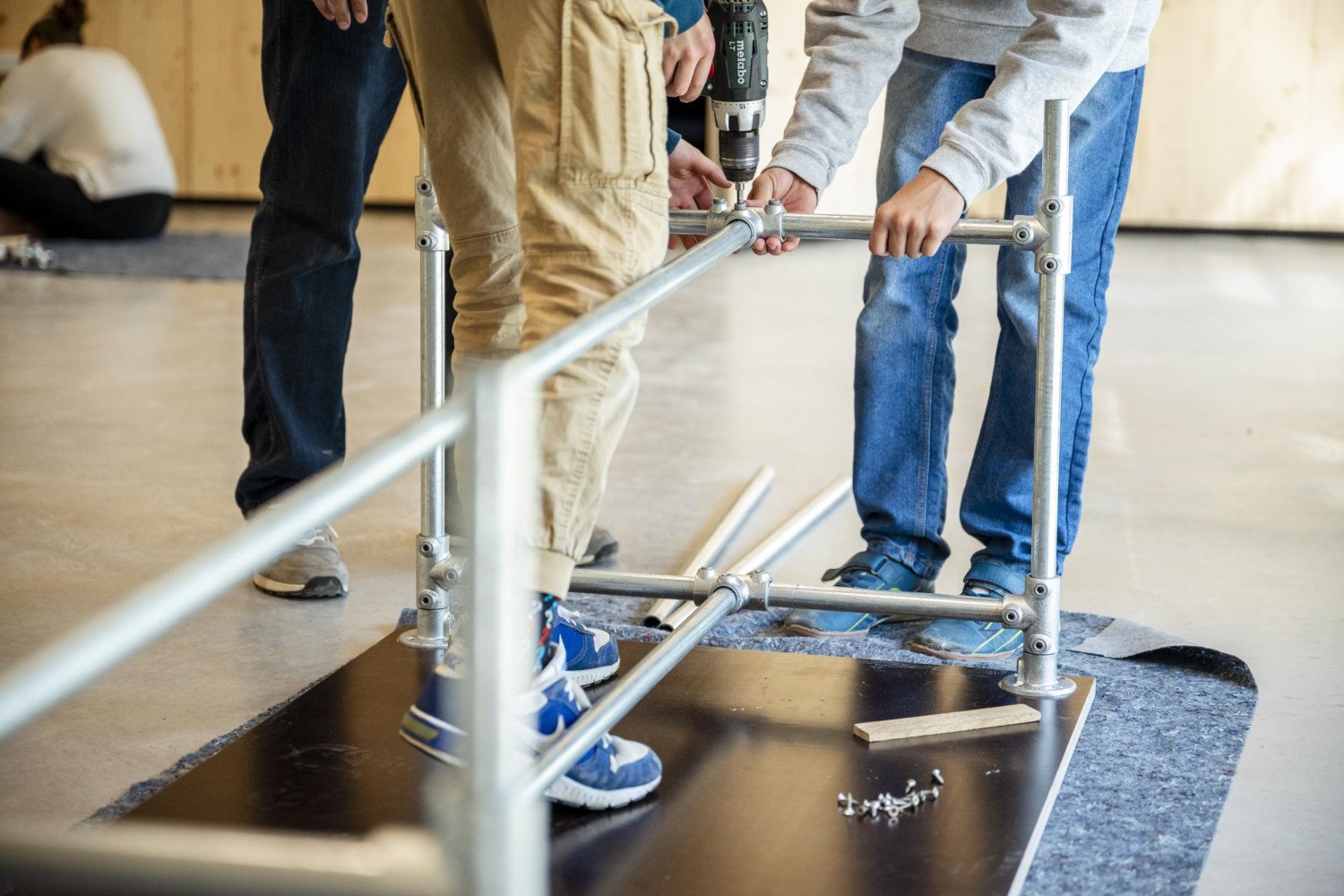 Selbstbauwoche der Schulmöbel in der Jenaplanschule Weimar mit der gesamten Schulgemeinschaft