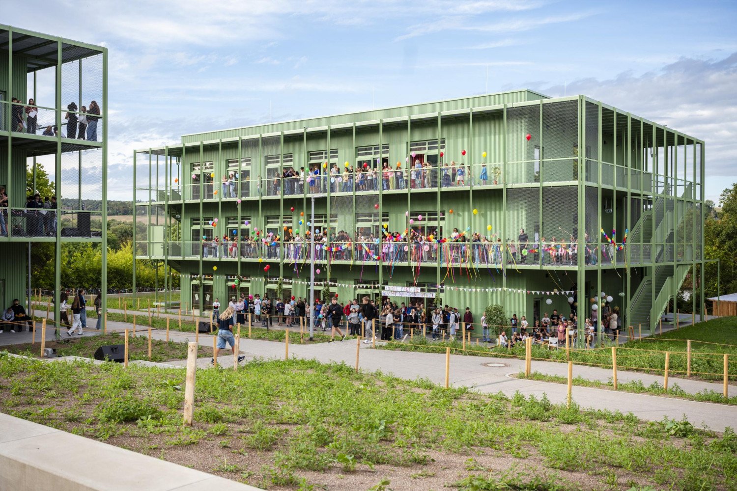 Eröffnungsfeier der Jenaplanschule Weimar, Außenansicht von zwei Gebäuden mit Personen