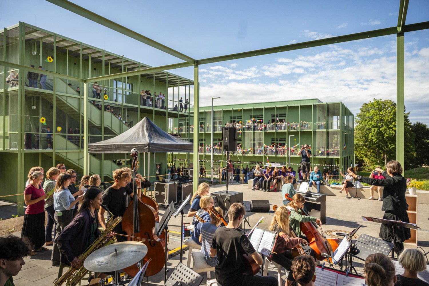 Eröffnungsfeier der Jenaplanschule Weimar, Band und Gäste der Feier, Außenansicht der Gebäude
